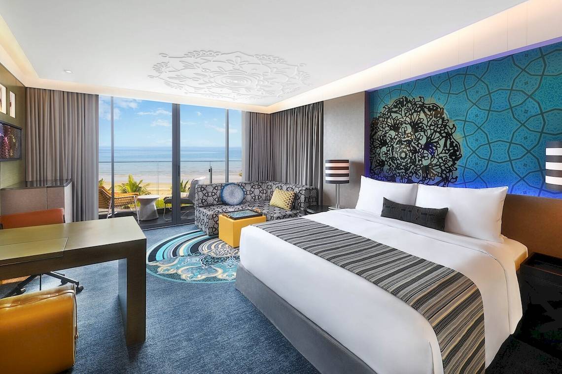 Hotelzimmer im W Muscat mit Blick auf das Meer und eine moderne Inneneinrichtung.