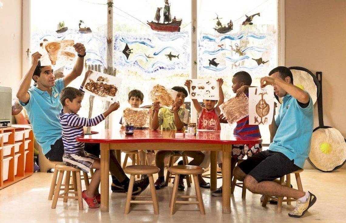 Kinder und Erwachsene malen in einem Raum des Barcelo Palmeraie Hotels