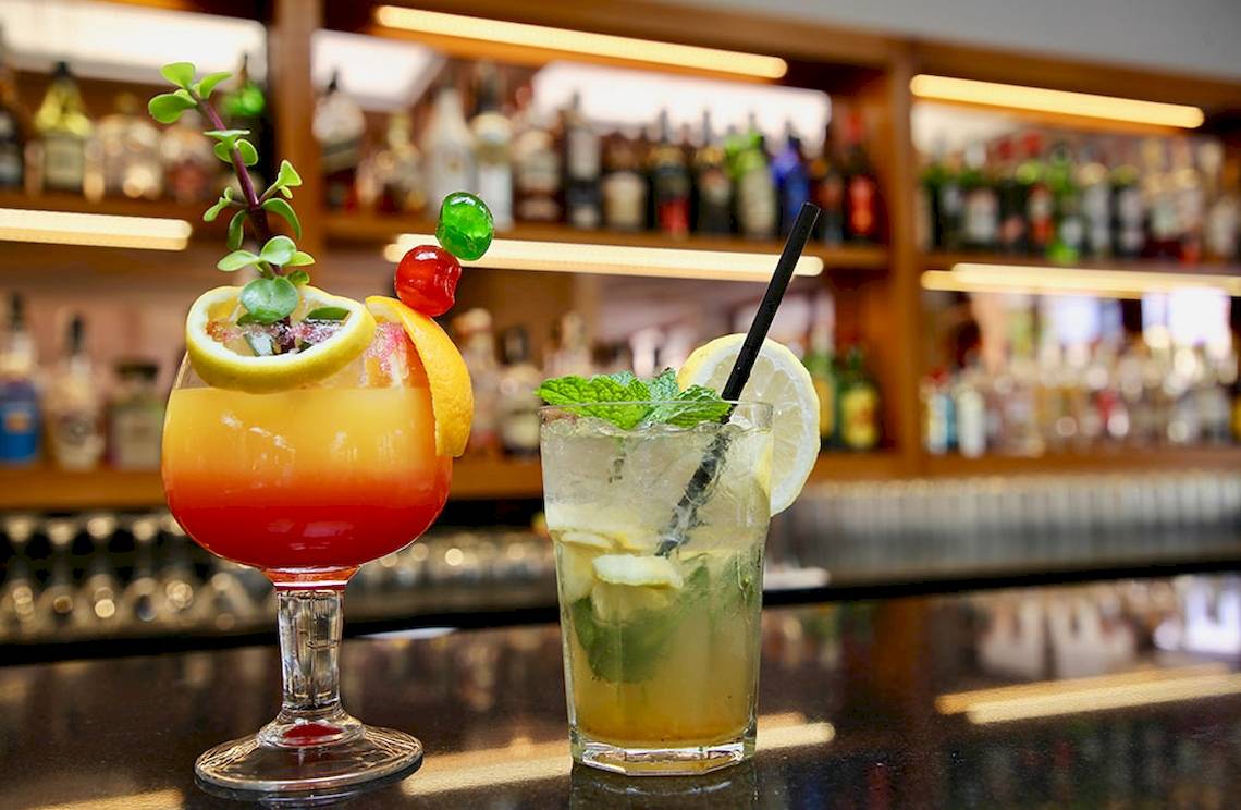 Zwei Cocktails stehen auf der Theke des Puerto Palace Hotels.