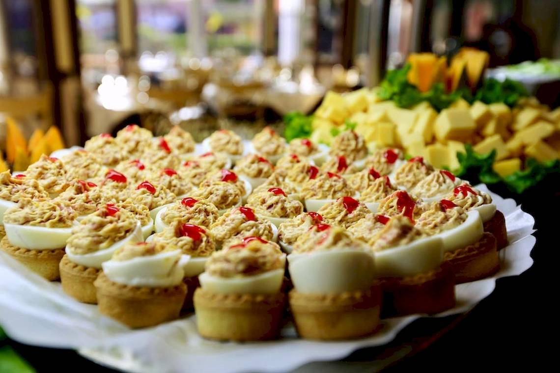 Buffet mit Gebäck im Puerto Palace Hotel mit verschiedenen Gerichten wie gebackenen Eiern und Käse.
