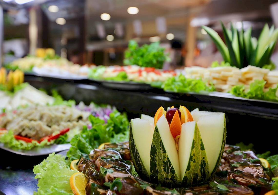 Buffet im Puerto Palace Hotel mit verschiedenen Gerichten und Früchten.