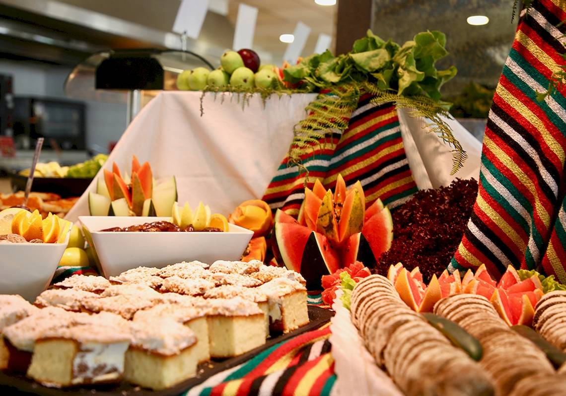 Buffet im Puerto Palace Hotel mit verschiedenen Früchten, Desserts und Gebäck.