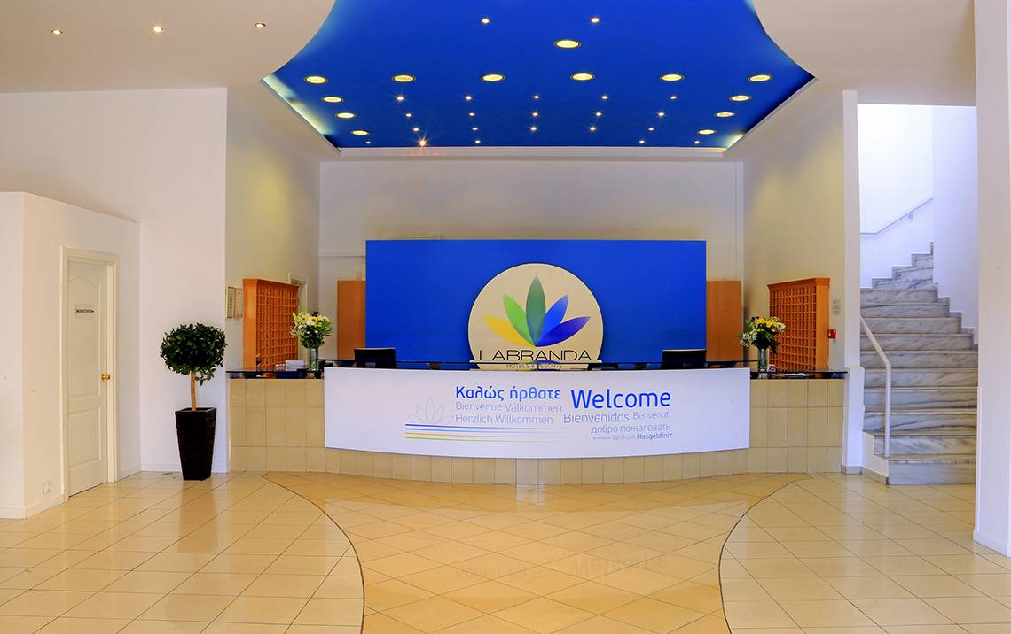 Empfangsbereich des LABRANDA Marine Aquapark Hotels mit Logo und Willkommenstext auf Blau.