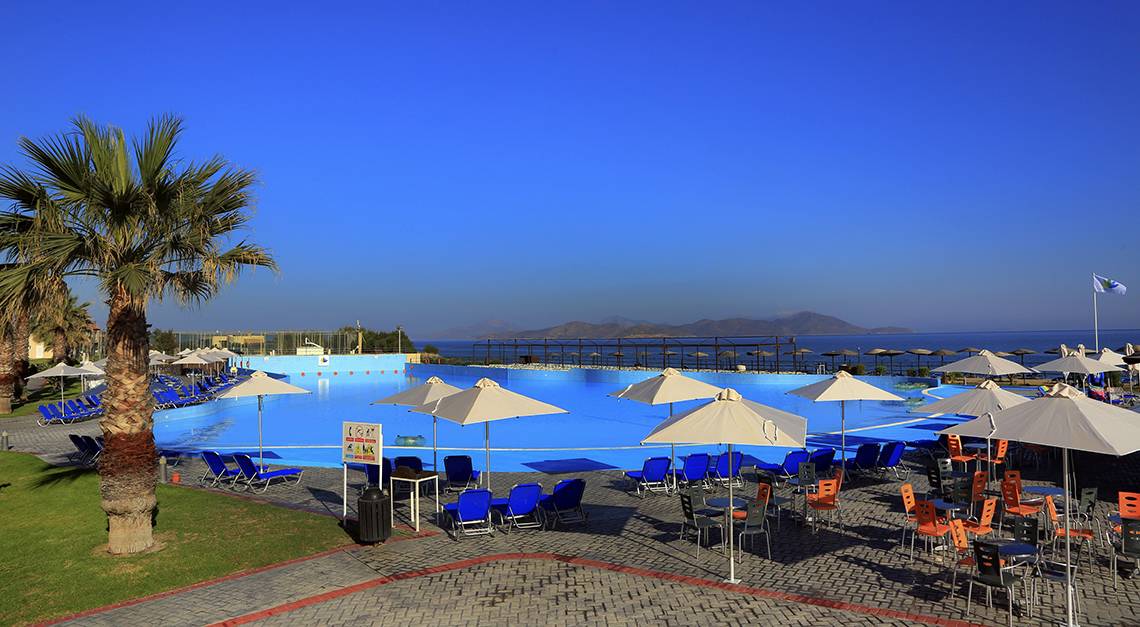Außenpool des Labranda Marine Aquapark mit Sonnenliegen und Schirmen am Rande.