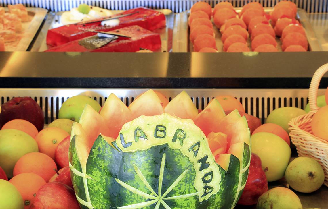Wassermelonen-Buffet im LABRANDA Marine Aquapark Hotel mit verschiedenen Früchten im Hintergrund.