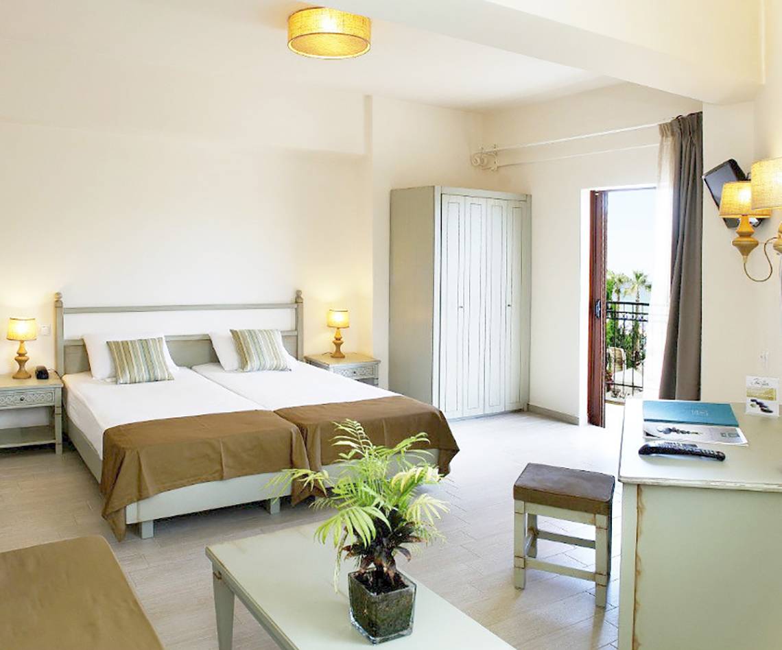 Zweibettzimmer im Almyrida Beach Hotel mit Blick auf einen Balkon und Meer