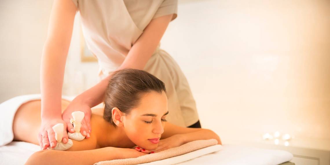 Eine Frau genießt eine Massage im Remisens Hotel Albatros.