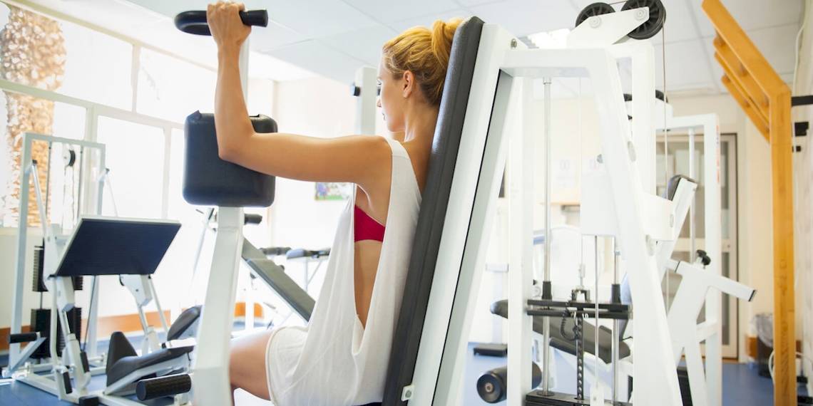 Frau trainiert im Fitnessstudio des Remisens Hotel Albatros