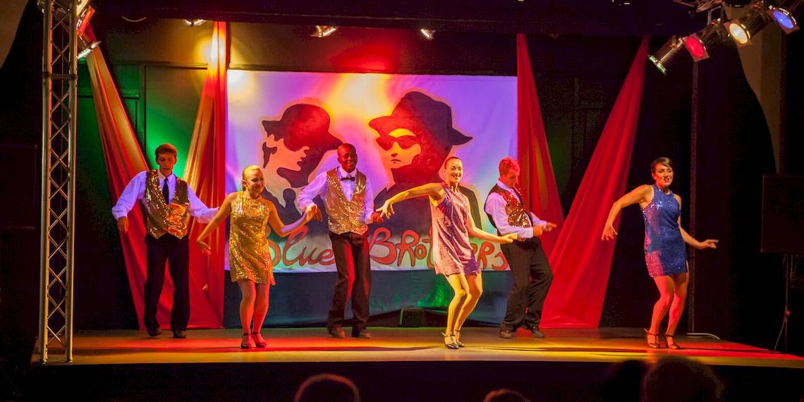 Auftritt der Show-Band Blue Brothers im Remisens Hotel Albatros.