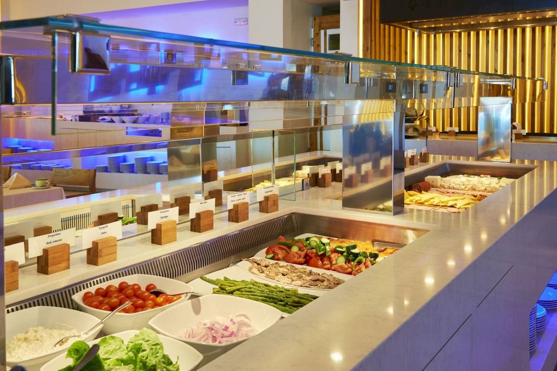 Buffet-Tisch im Saint John Hotel Villas & Spa mit verschiedenen Salaten, Gemüse und Fleischplatten.