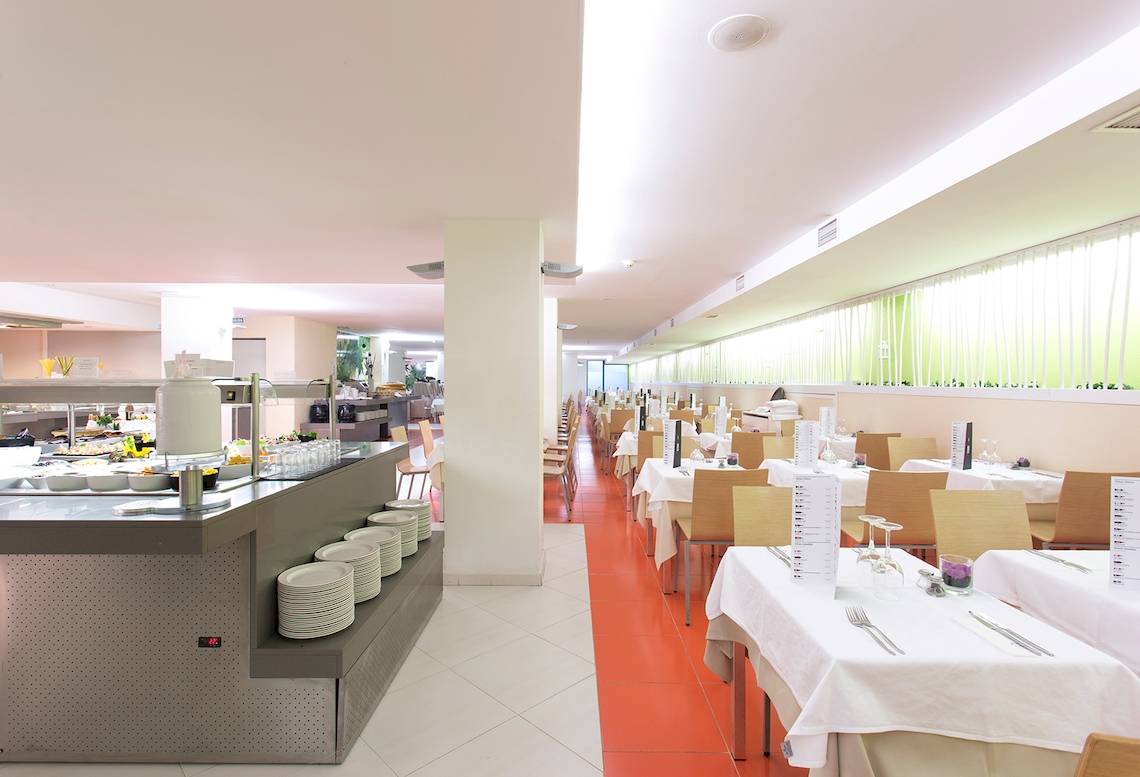Innenansicht des Restaurants des Be Live Experience Lanzarote Beach Hotels mit Buffet und gedeckten Tischen.