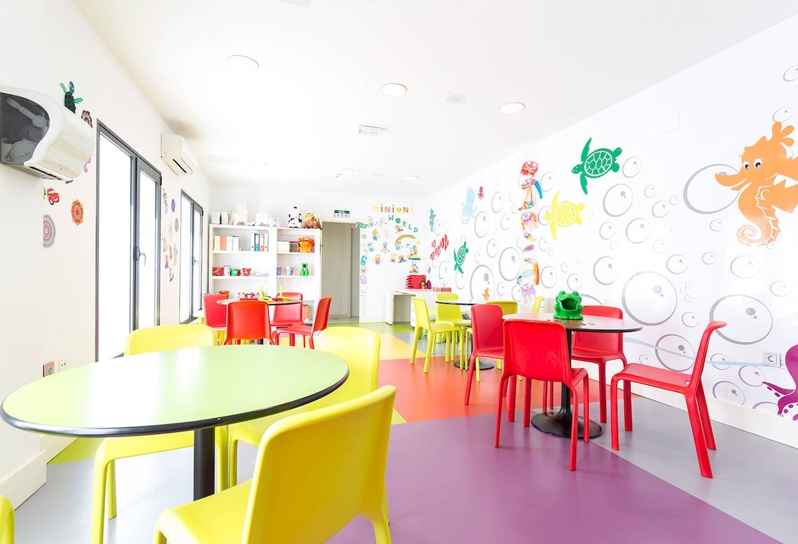 Kinderzimmer im Be Live Experience Lanzarote Beach Hotel mit bunten Möbeln und Meerestier-Wandgestaltung.