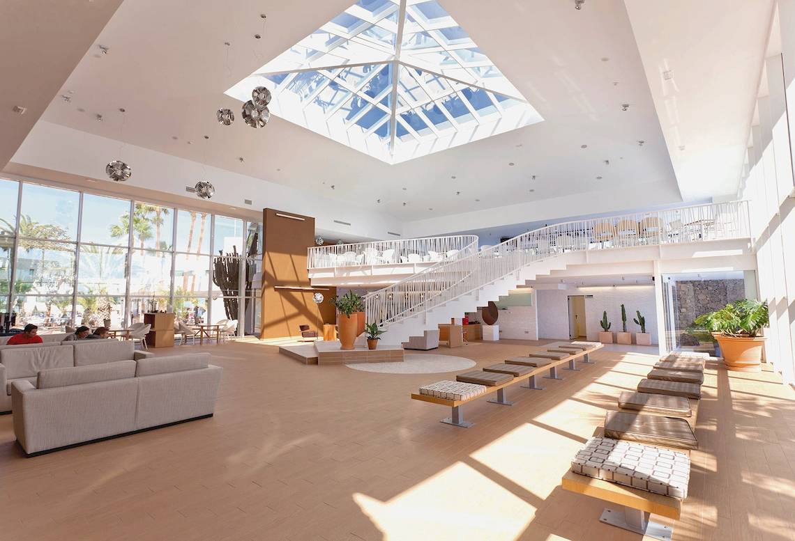 Lobby des Be Live Experience Lanzarote Beach Hotels mit Sitzgelegenheiten und Glasdach