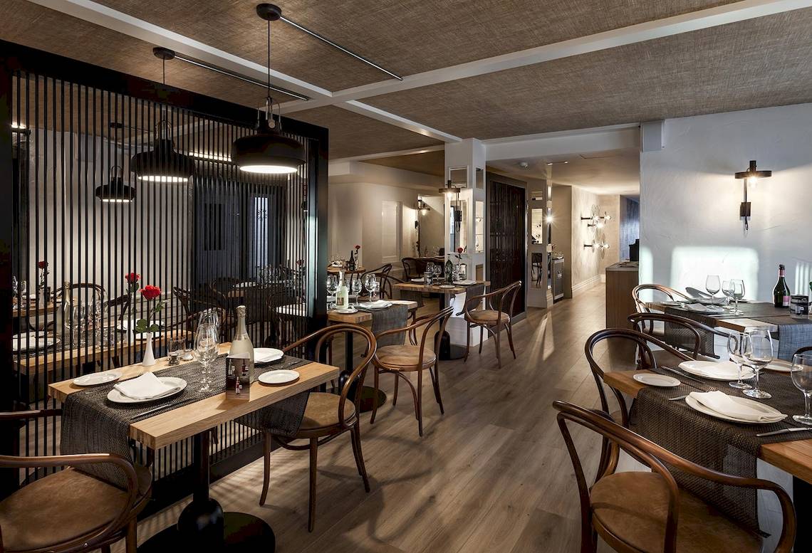 Innenansicht des Restaurants des Be Live Experience Lanzarote Beach Hotels mit gedeckten Tischen und Stühlen.