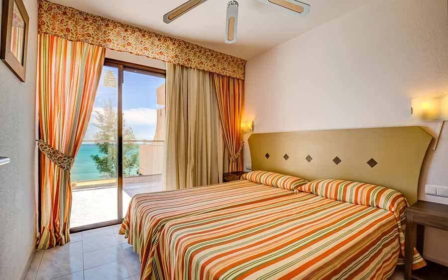Doppelbett mit Meerblick im SBH Taro Beach Hotelzimmer.