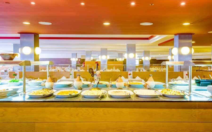 Buffet im SBH Taro Beach Hotel mit verschiedenen Gerichten und Dekoration.