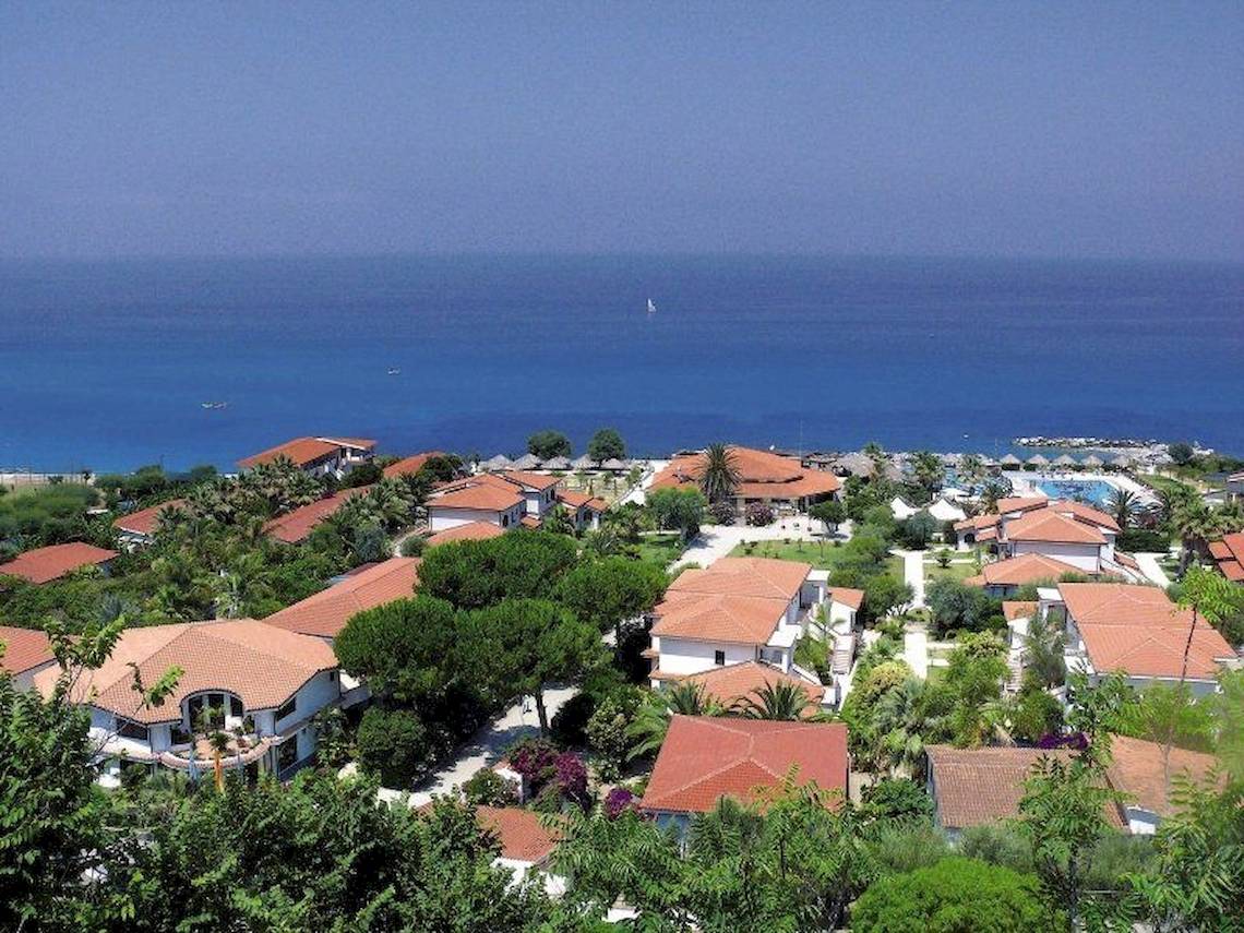 Luftaufnahme des Villaggio Torre Ruffa Robinson Hotels mit Blick auf das Meer und die umliegende Landschaft.