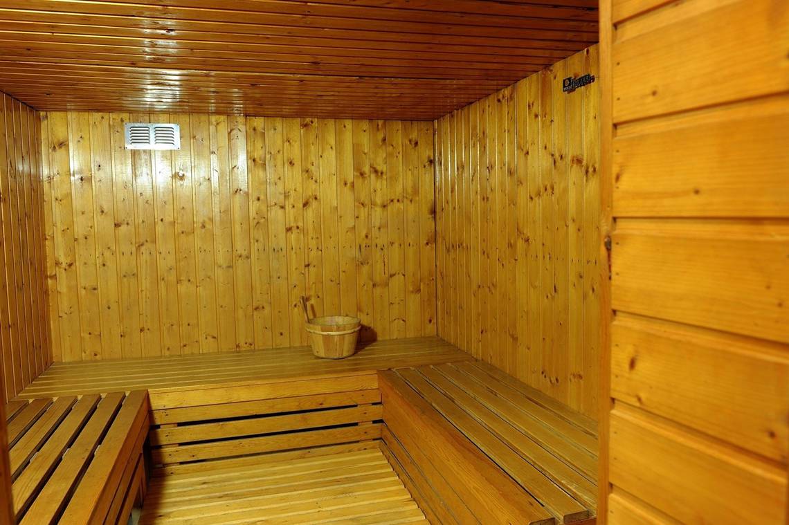 Saunaraum im Olympic Palace Resort mit Holzwänden und Bänken.