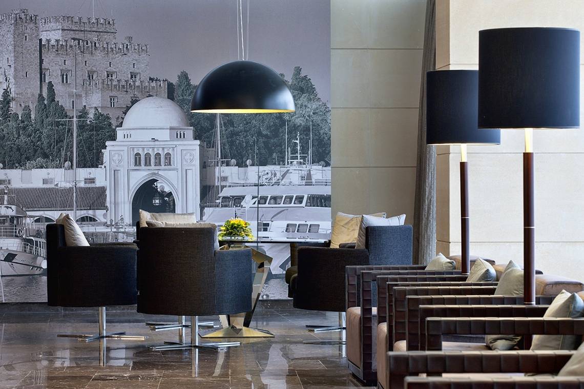 Lobby des Olympic Palace Resorts mit Möbeln und Dekor.