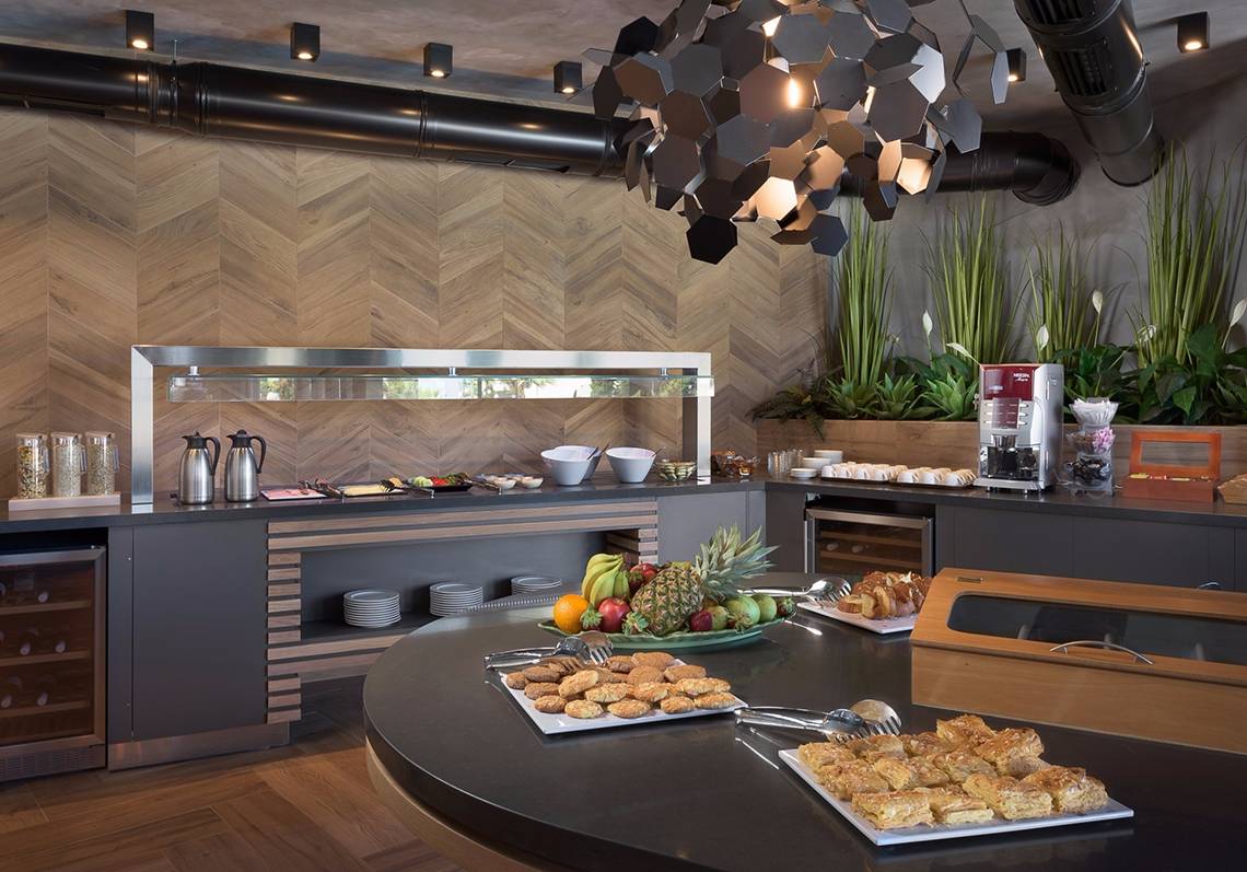 Frühstücksbuffet im Olympic Palace Resort mit Obst, Gebäck und Kaffeemaschine.