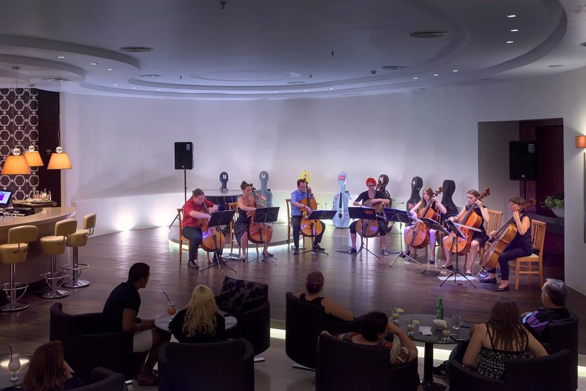 Kammermusik-Auftritt im Olympic Palace Resort mit mehreren Musikern, die Cello spielen.