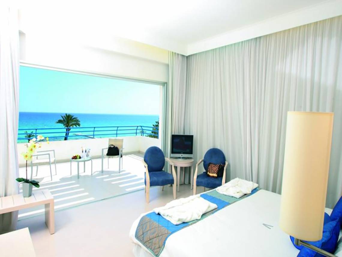Vrissiana Beach Hotel Zimmer mit Meerblick, Bett, Stühle und Fernseher