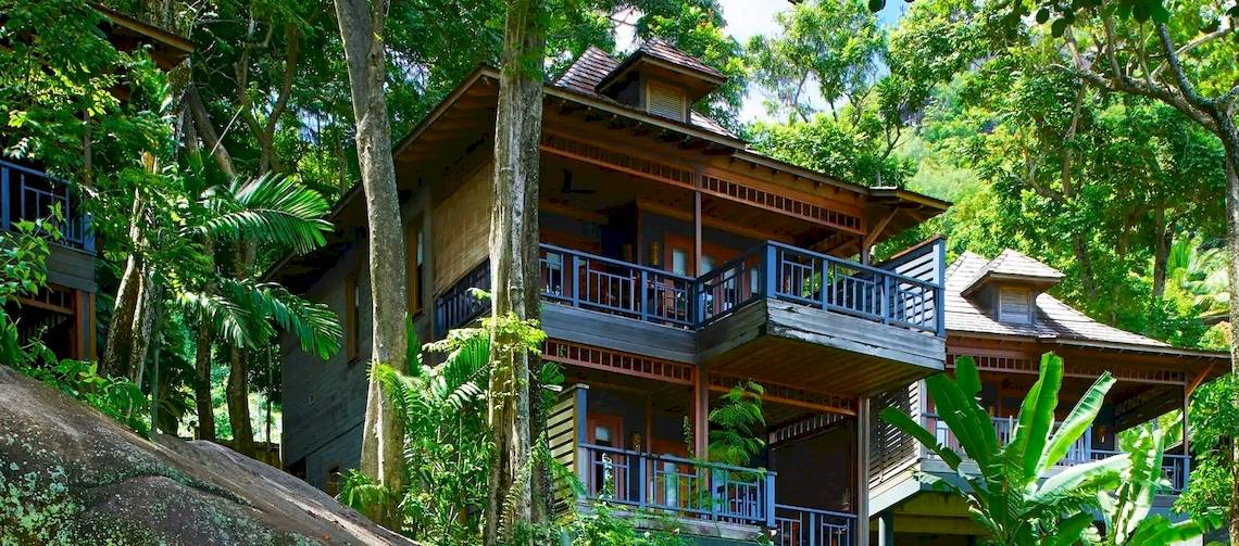 Das Hilton Seychelles Northolme Resort & Spa befindet sich inmitten eines Waldes mit vielen Bäumen und Pflanzen.