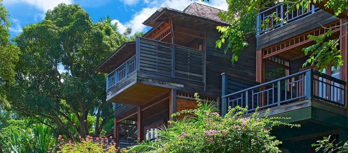 Villa des Hilton Seychelles Northolme Resort & Spa, umgeben von Bäumen und Pflanzen