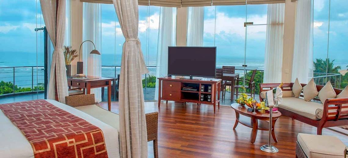 Suite im Occidental Eden Beruwala mit Meerblick, Flachbildfernseher und Balkonmöbeln.