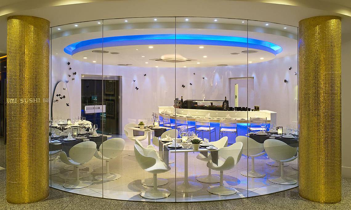 Innenbereich des mediterranean beach hotels in zypern mit einer runden form und runden tischen