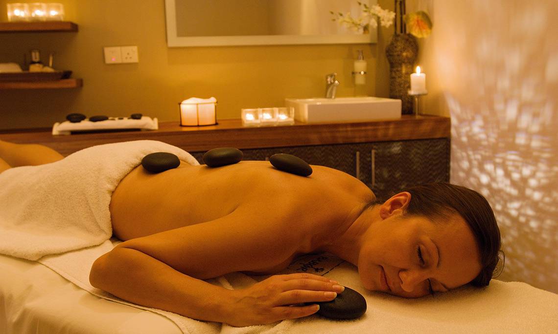 Eine Frau genießt eine Massage im Spa-Bereich des Mediterranean Beach Hotel in Zypern.