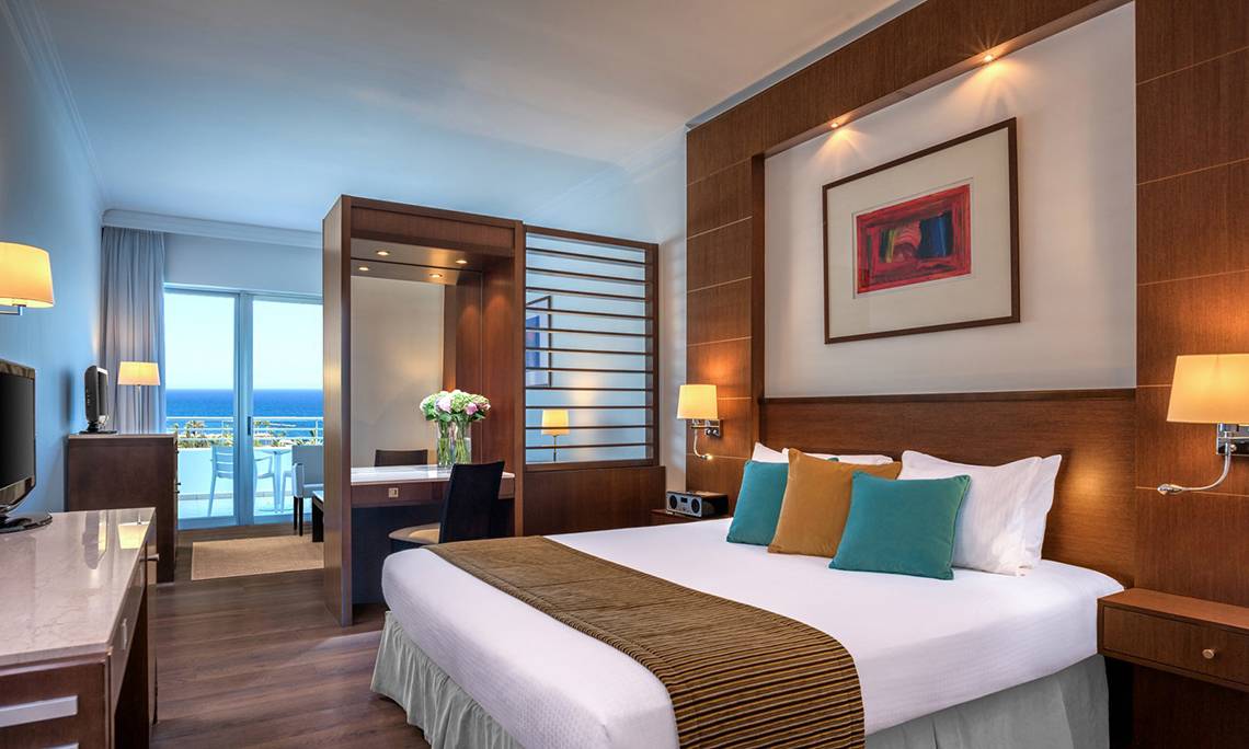 Doppelbettzimmer im Mediterranean Beach Hotel in Zypern mit Meerblick, Dekor und modernen Möbeln.