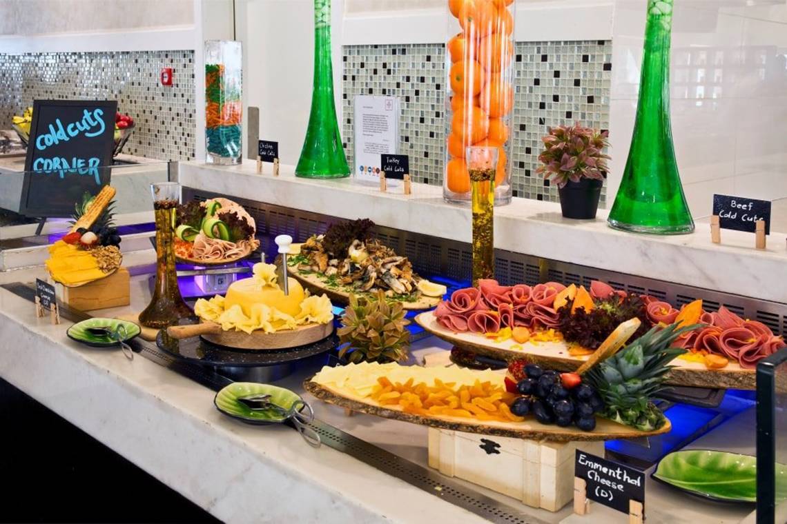 Buffet-Tisch mit Vielfalt an Speisen im Tower Plaza Hotel Dubai