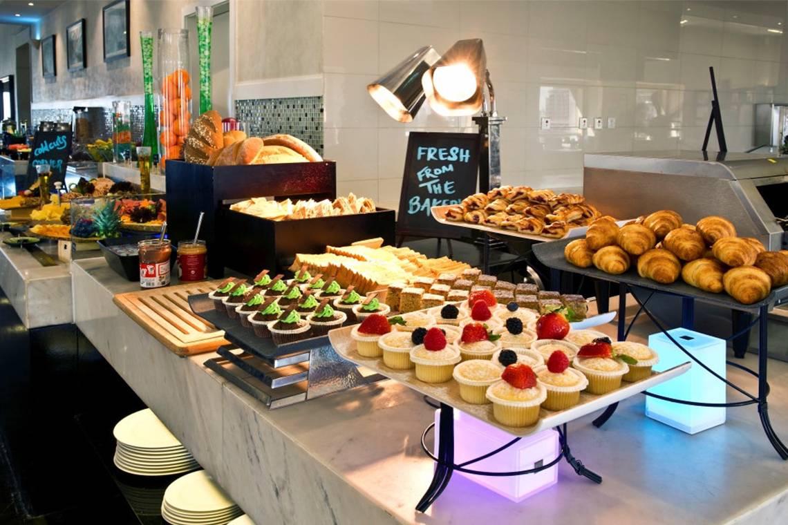 Buffettisch im Tower Plaza Hotel Dubai mit verschiedenen Gebäck und Desserts.