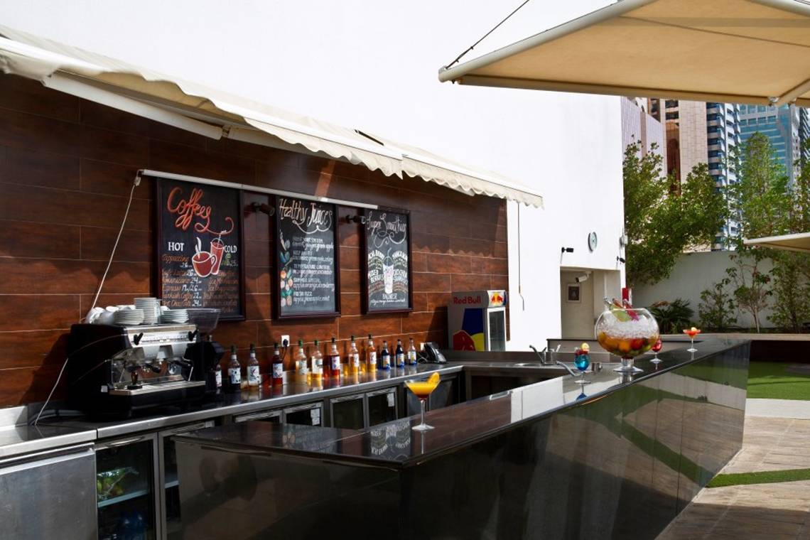 Bar-Terrasse im Tower Plaza Hotel Dubai mit Getränken und Menütafeln