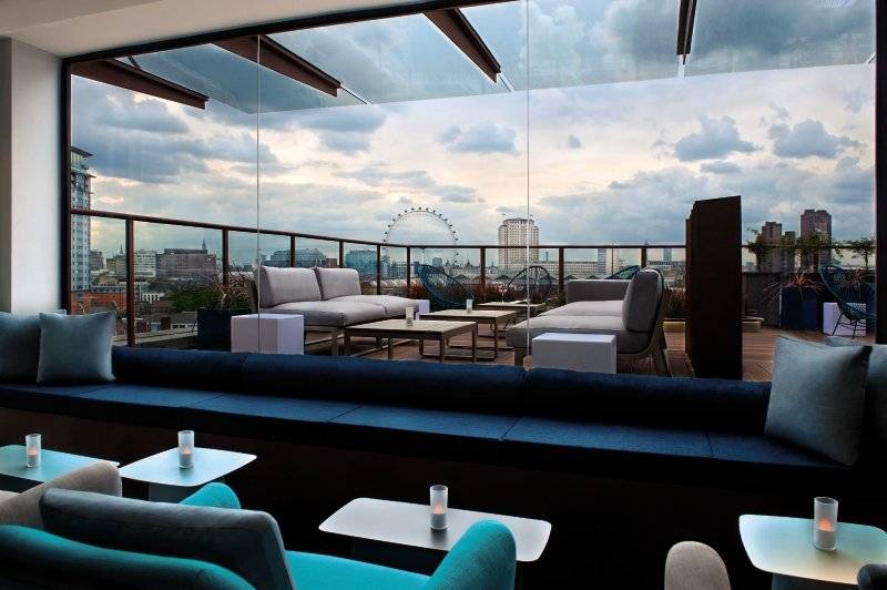 Aussicht von der Dachterrasse des H10 London Waterloo Hotels mit Blick auf die Skyline und das Riesenrad.