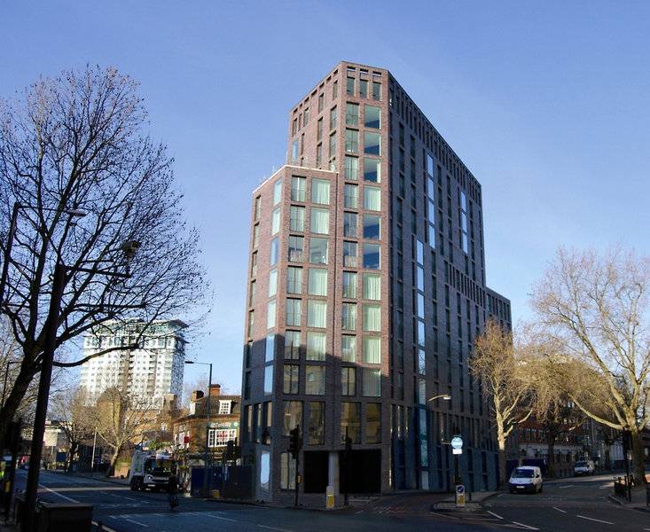 Das H10 London Waterloo Hotel mit vielen Fenstern und einer hohen Anzahl Stockwerke.