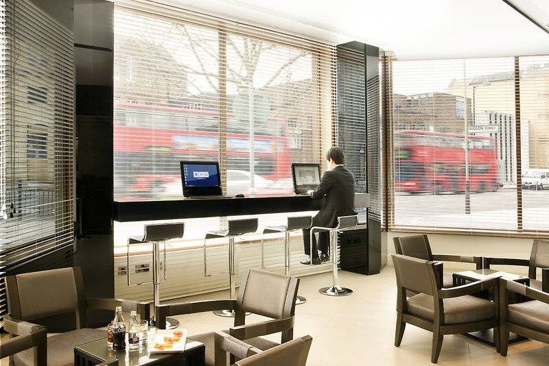 Lobby des H10 London Waterloo Hotels mit einem Geschäftsmann an der Bar