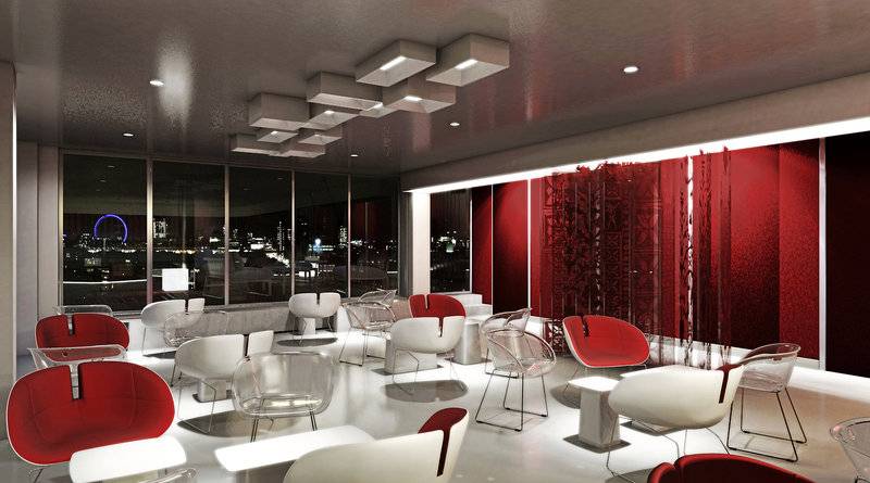 Inneneinrichtung des H10 London Waterloo Hotels mit roten und weißen Möbeln und großen Fenstern.