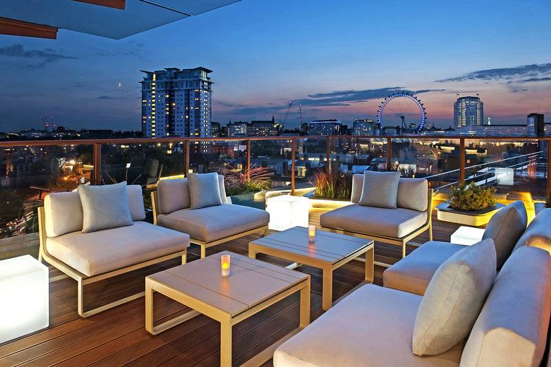 Dachterrasse des H10 London Waterloo Hotels mit Blick auf die Skyline von London bei Nacht