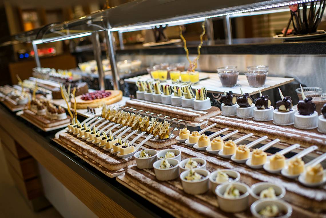 Dessertbuffet im Aska Lara Resort & Spa mit verschiedenen süßen Gerichten und Getränken.