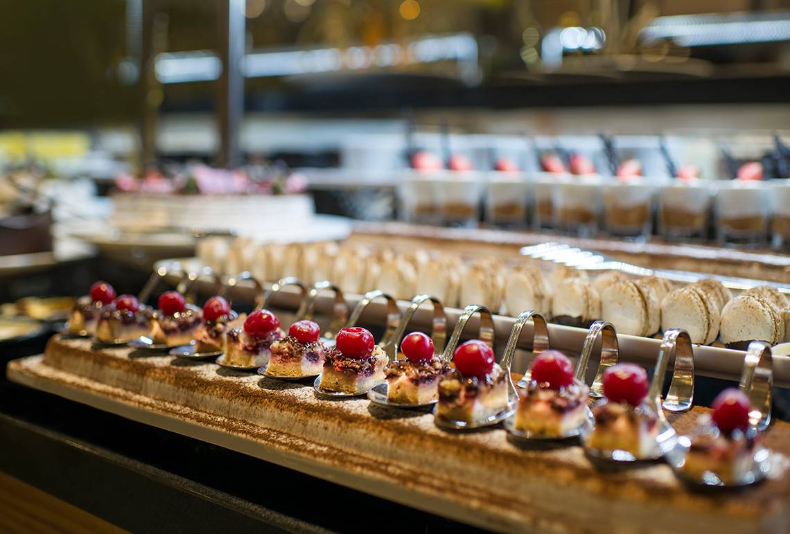 Süßigkeiten-Buffet im Aska Lara Resort & Spa mit verschiedenen Desserts und Gebäck.