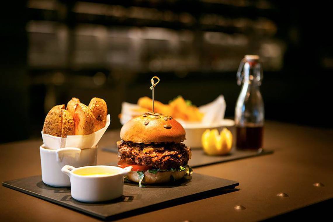 Burgerplatter mit Pommes und Beilagen im JA Ocean View Hotel.