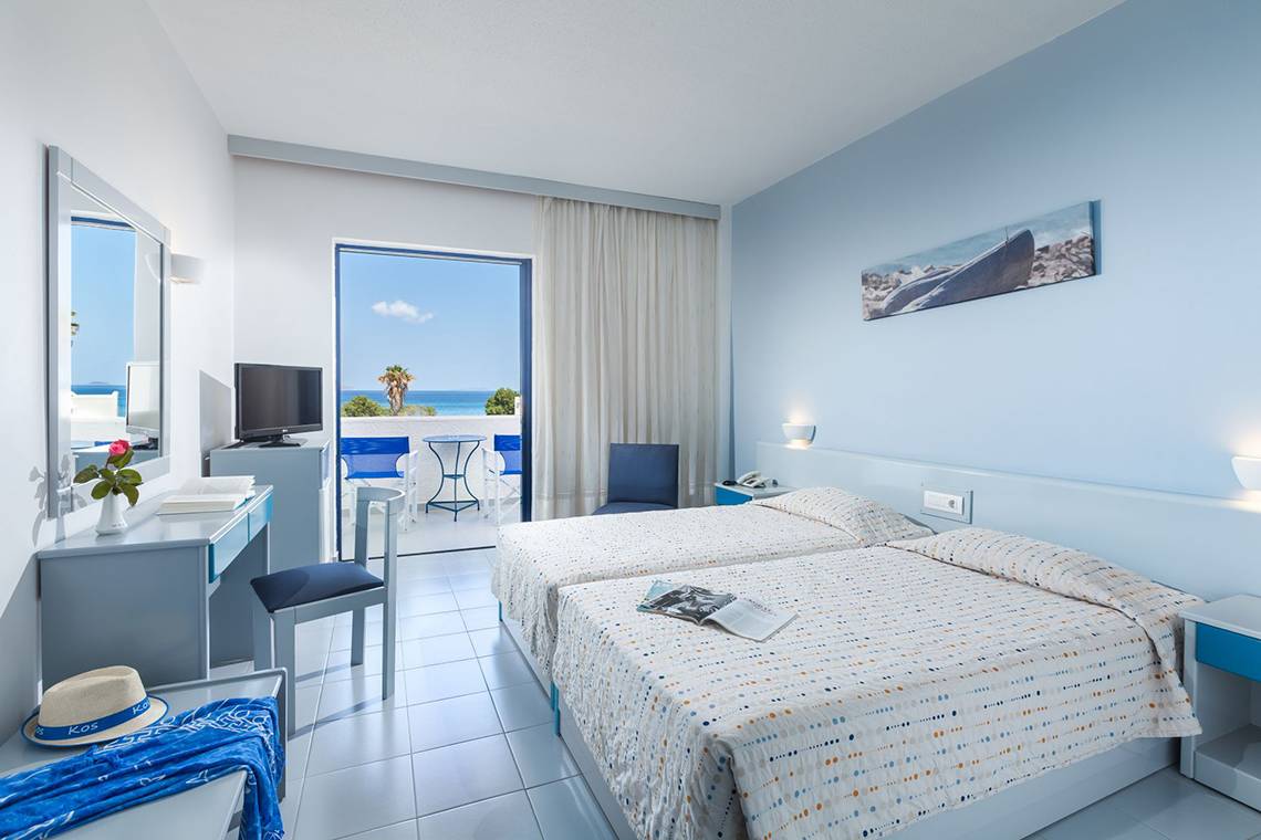 Ein Hotelzimmer mit Blick auf das Meer und einen Balkon im Aeolos Beach Hotel - Kos