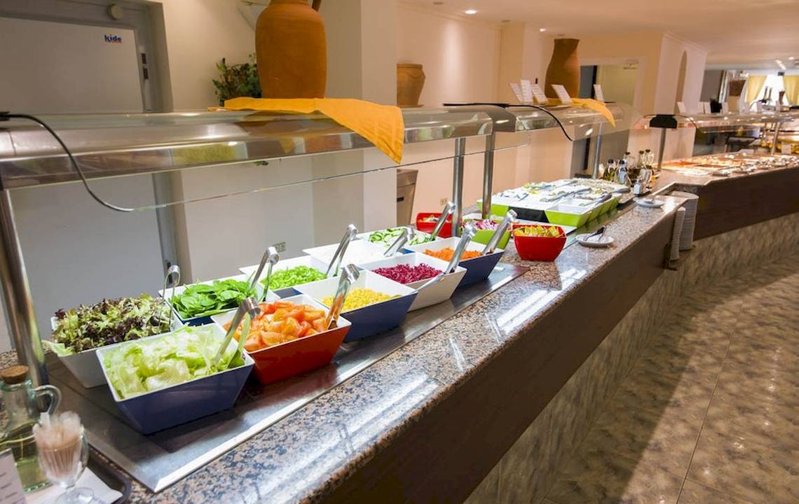 Salatbar im Moon Dreams Coral Beach mit bunten frischen Zutaten auf einem eleganten Buffet.