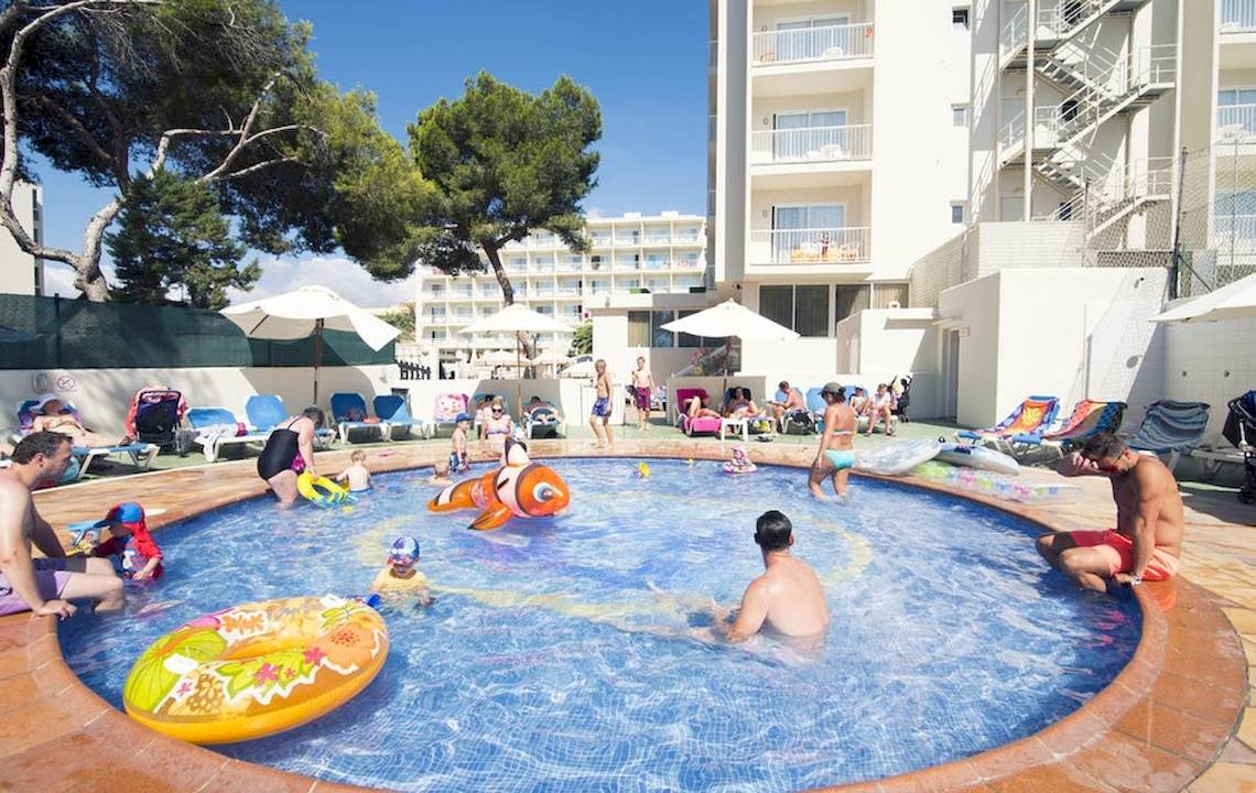 Familien im Poolbereich des Hotels Moon Dreams Coral Beach, mit Liegen und Sonnenschirmen im Hintergrund.