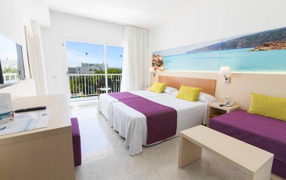 Helle Hotelzimmer im Moon Dreams Coral Beach mit Balkon, zwei Betten, modernen Möbeln und Meerblick.