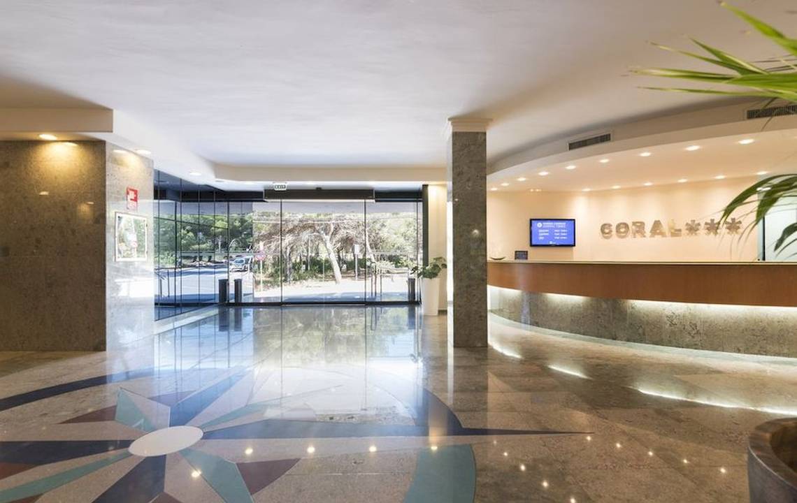 Helle Hotellobby mit Empfangstresen und stylischem Bodenmuster im Moon Dreams Coral Beach.