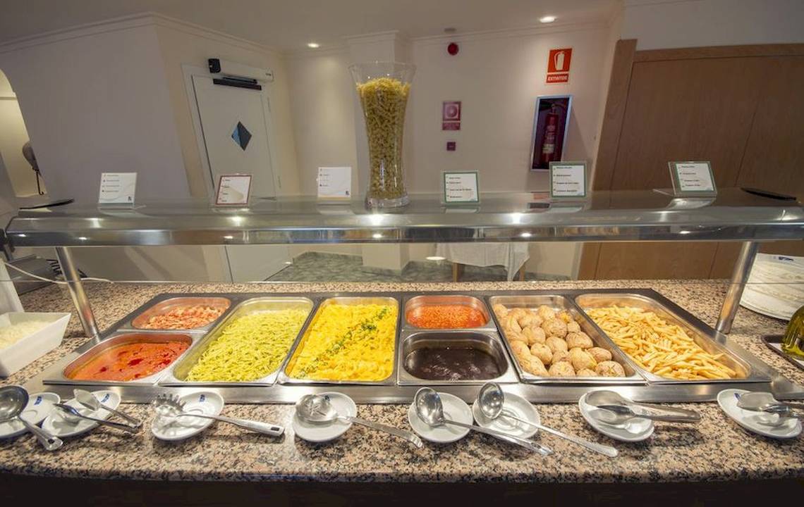 Buffet im Moon Dreams Coral Beach mit verschiedenen Nudelgerichten und Saucen auf einem langen Tisch.