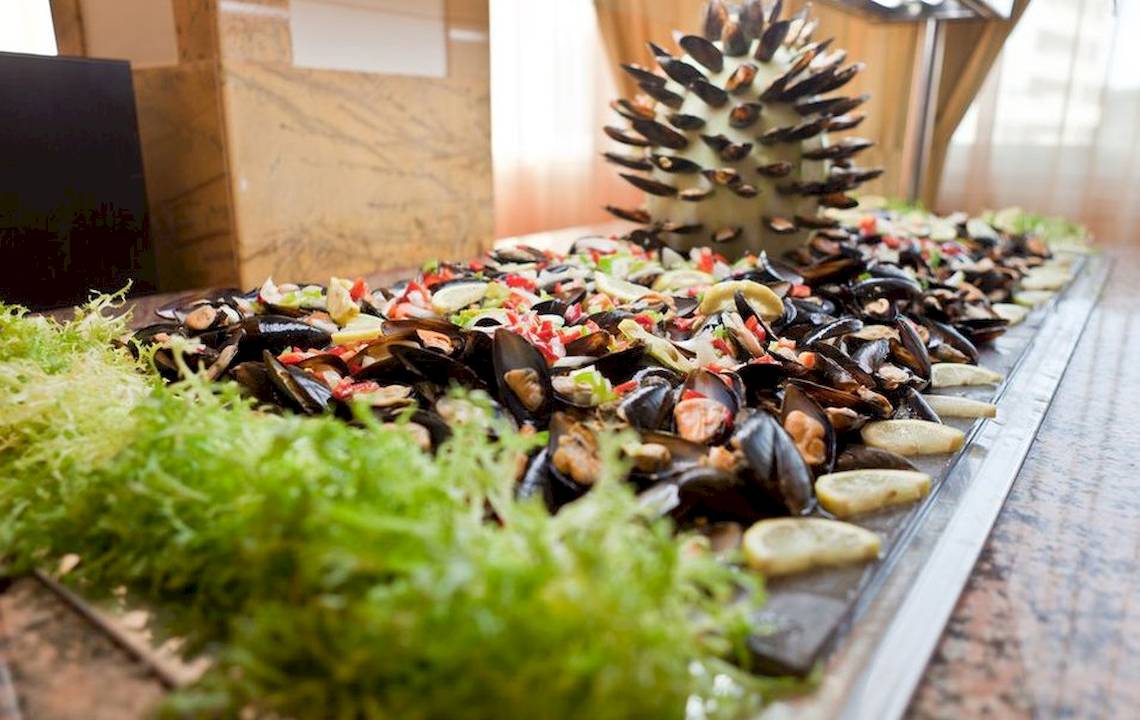 Buffet mit Muscheln, Meeresfrüchten und frischem Gemüse im Hotel Moon Dreams Coral Beach.